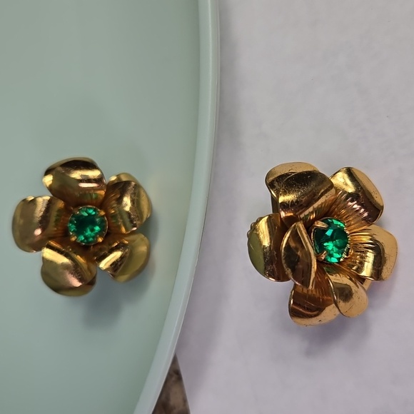 Vintage Gold Tone 3D Flower Earrings with Green Stone - Picture 16 of 17